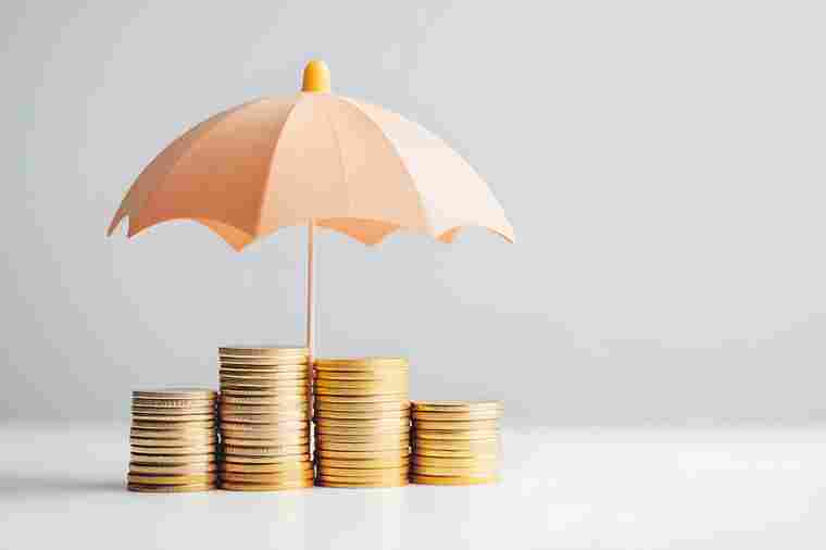 Schirm mit Münzen darunter
