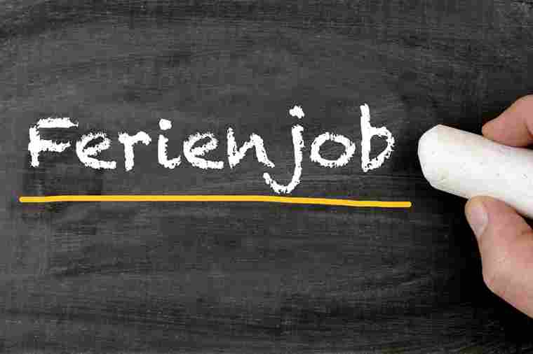 Text Ferienjob auf Tafel mit Kreide geschrieben