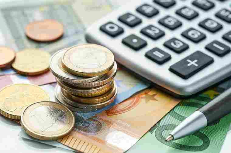 Münzen und Taschenrechner