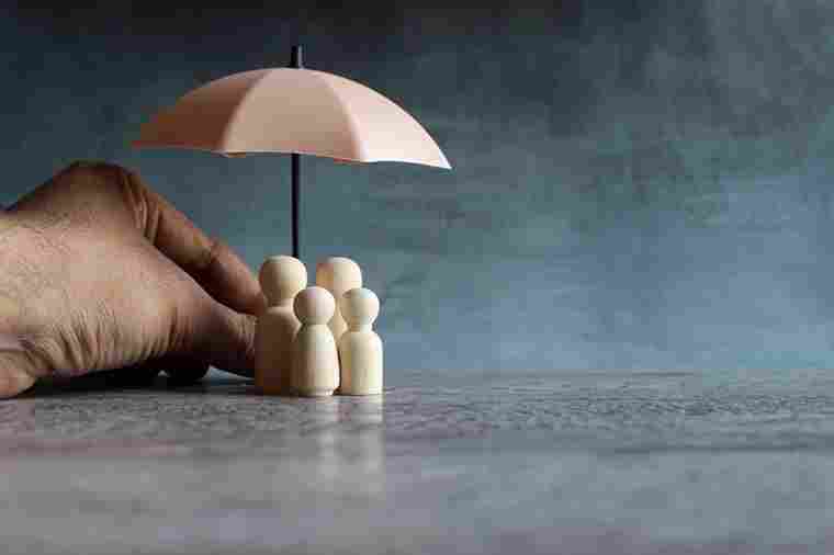 Spielsteine unter Regenschirm