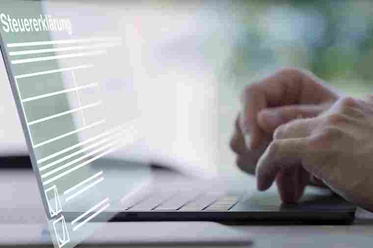 Hände auf Laptoptastatur