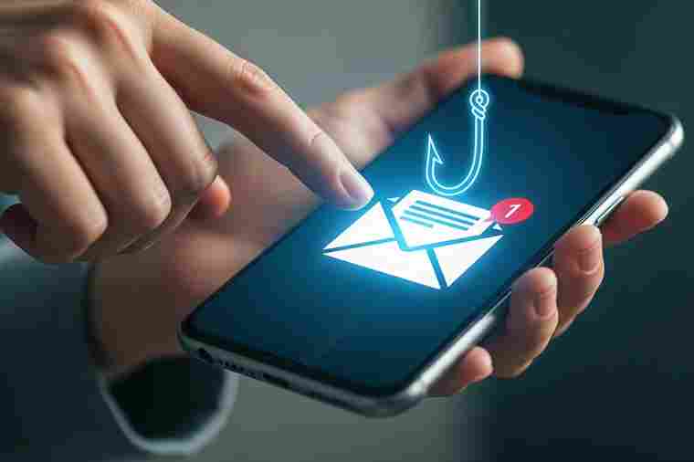 Smartphone mit Mail-Icon und Angelhaken
