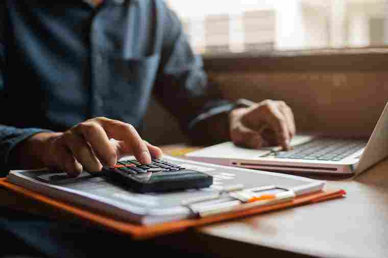 Person mit Taschenrechner