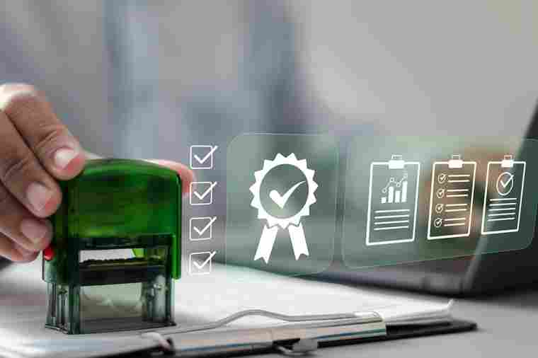 Person mit Stempel in der Hand