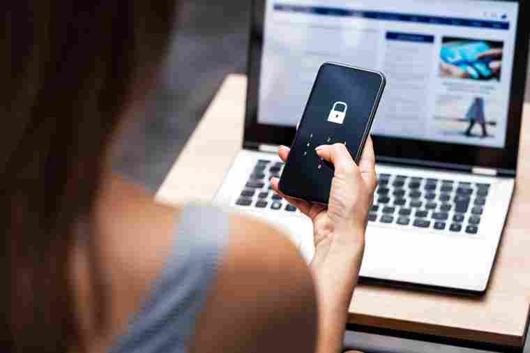 Frau mit Smartphone