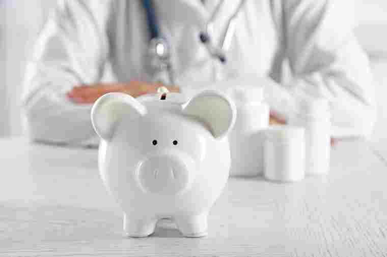 Arzt hinter Sparschwein