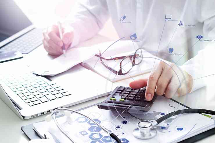 © everythingpossible - stock.adobe.com Arzt arbeitet am Laptop