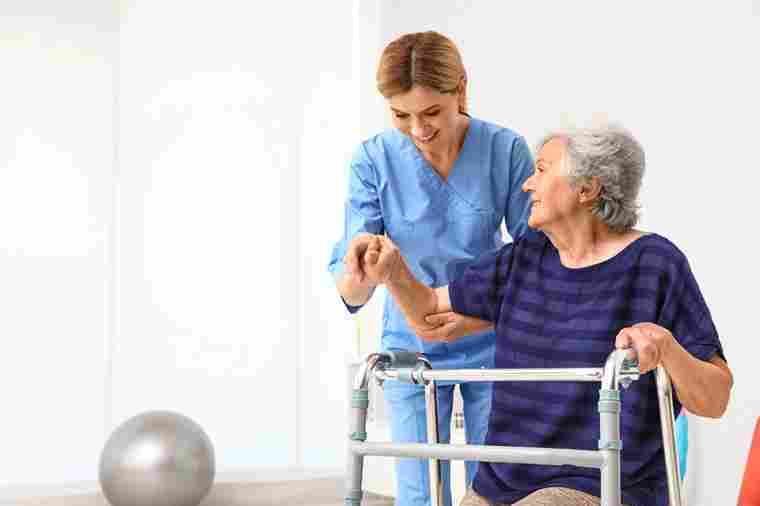 Pflegerin mit alter Dame