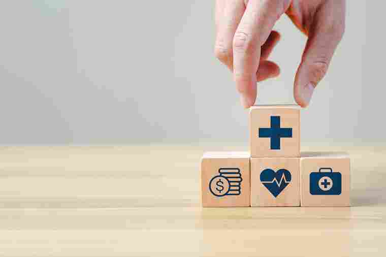 Hand legt einen Holzblock auf andere Blöcke