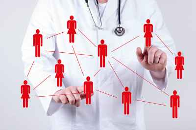 Arzt mit virtuellen Patienten als Netzwerk